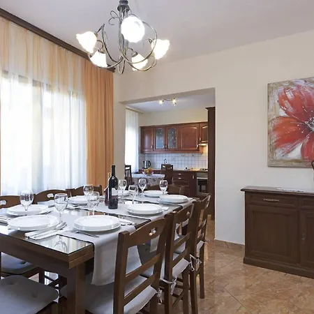 With Parking Space - 27680 Appartement Pula